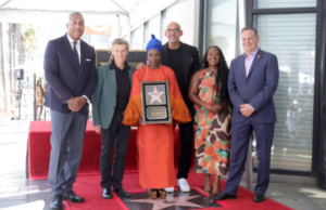 Angélique Kidjo, première chanteuse africaine à obtenir son étoile sur l’Allée des célébrités d’Hollywood