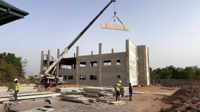 Un R+2 en béton préfabriqué prend forme au cœur de Ouagadougou.