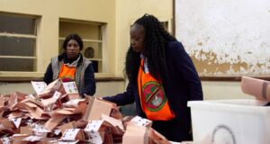 Tensions post-électorales en Zambie: la commission suspend le dépouillement