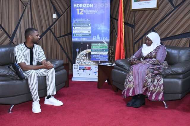 Le CEO de Aïobi, Bowendson Nikiéma et la ministre de la Transition digitale, des Postes et des Communications électroniques, Dr Aminata Zerbo/Sabané
