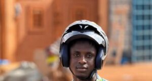 Quand la fermeté paie: le déclic du casque après 13 refoulements
