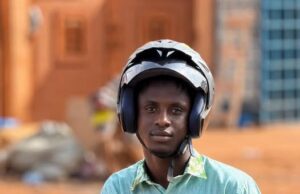 Quand la fermeté paie: le déclic du casque après 13 refoulements