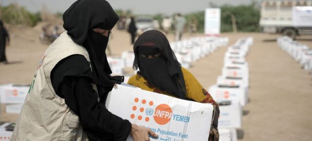 © UNFPA Des fournitures d'aide humanitaire sont préparées en vue de leur distribution à des familles au Yémen (photo d'archives).