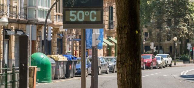 © Adobe Stock/Mazur Travel Un thermomètre de rue à Bilbao affiche une température de 50 degrés Celsius lors d'une intense vague de chaleur estivale en Espagne.
