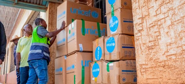 © UNICEF/Christian Kalengera L'UNICEF livre des fournitures pour lutter contre l'épidémie d'Ebola à Bukavu, dans l'est de la République démocratique du Congo.