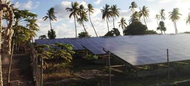© PNUD / Andrea Egan Aux Tokelau, un groupe d'atolls du Pacifique, des panneaux solaires s'élèvent au-dessus des cultures, permettant à une même parcelle de servir à la fois à la production alimentaire et à la production d'énergie renouvelable.