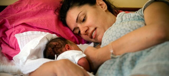 © UNICEF/Kate Holt Une femme allaite son nouveau-né dans un hôpital de Belgrade, en Serbie.