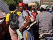 Violence des gangs en Haïti: les organisations de femmes fragilisées par les coupes dans l’aide