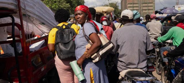 © ONU Femmes/Jess DiPierro Obert Roselène Pierre, présidente du Rassemblement des femmes engagées de Ouanaminthe (RFEO), est de garde 24h/24 et 7j/7 dans la ville frontalière de Ouanaminthe, au nord-est d'Haïti.
