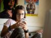 Enfants en ligne: l’ONU appelle à agir contre les risques de l’IA et de la désinformation