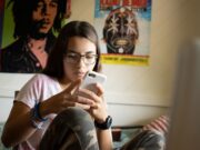 Enfants en ligne: l’ONU appelle à agir contre les risques de l’IA et de la désinformation