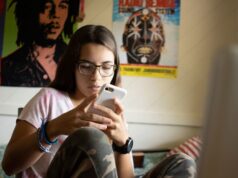 Enfants en ligne: l’ONU appelle à agir contre les risques de l’IA et de la désinformation