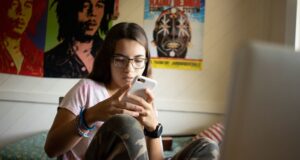 Enfants en ligne: l’ONU appelle à agir contre les risques de l’IA et de la désinformation