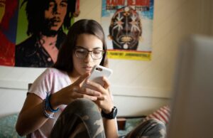 Enfants en ligne: l’ONU appelle à agir contre les risques de l’IA et de la désinformation