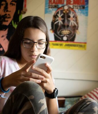 Enfants en ligne: l’ONU appelle à agir contre les risques de l’IA et de la désinformation
