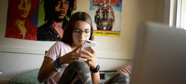 © UNICEF/ Pablo Schverdfinger Une jeune fille au Panama discute avec ses amies sur son téléphone portable.