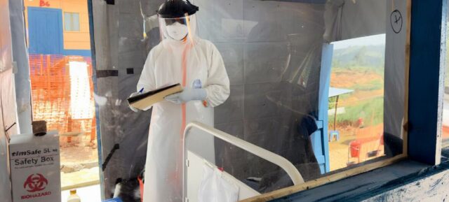 © OMS Un agent de santé prend des notes dans un centre de traitement d'Ebola à Nizi, dans l'est de la République démocratique du Congo.