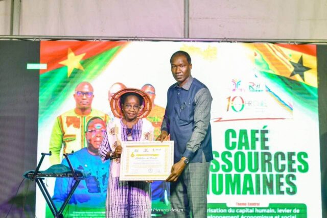 Madame Ouédraogo/Traoré Yasminah de Orange Burkina Faso, reçoit le prix de la meilleure direction des ressources humaines du secteur des télécommunications