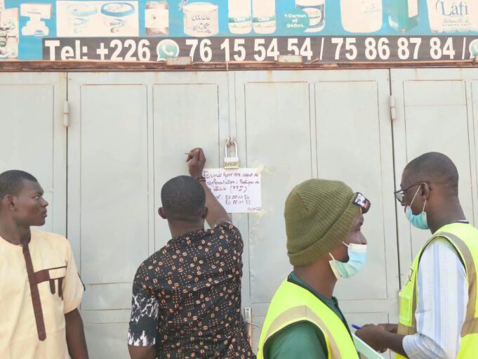 Ouagadougou: cinq commerces scellés et leurs propriétaires réquisitionnés pour des travaux d’intérêt général