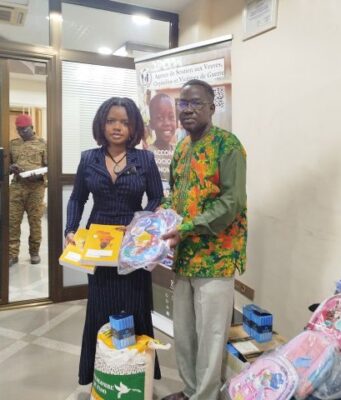 Burkina: la star Audrey fait don de vivres et de fournitures scolaires aux victimes de guerre