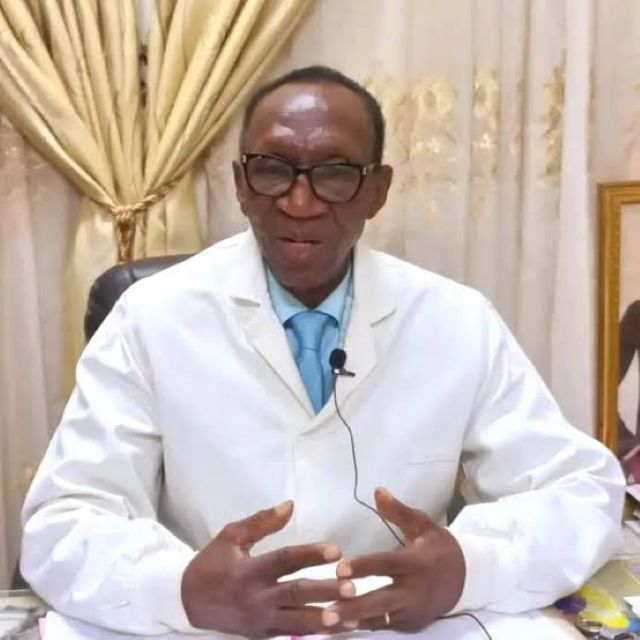 Pr Michel Akotionga, spéciliste en gynécologie