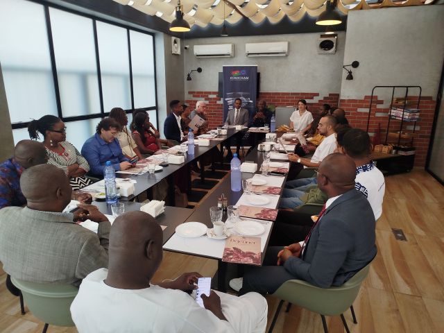 Une vue d'ensemble des membres et non membres d'Eurocham Burkina lors du petit-déjeuner