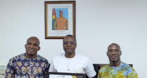 Le Directeur Général de la SONATUR reçoit l’Ambassadeur du sport Burkinabè, Charles Kaboré