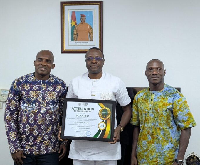 Le Directeur Général de la SONATUR reçoit l’Ambassadeur du sport Burkinabè, Charles Kaboré