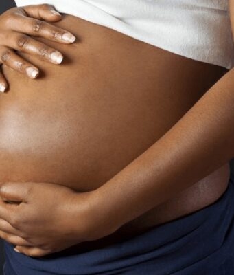 Enceinte de 8 mois, elle meurt suite à une agression à l’arme blanche