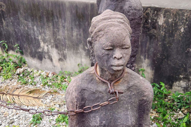 UN News/Elizabeth Scaffidi Un mémorial de l’esclavage à Stone Town, à Zanzibar, en République-Unie de Tanzanie.