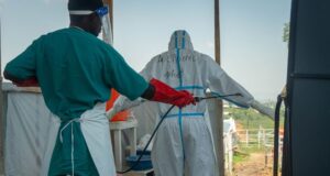 Ebola en RDC: des signes de recul, mais le pic reste incertain
