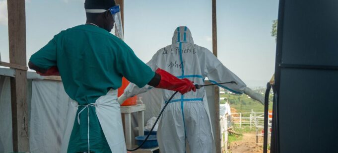 Ebola en RDC: des signes de recul, mais le pic reste incertain