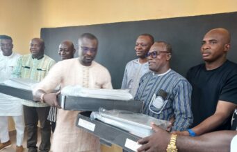 Le promoteur du concept « BADEYA », Boureima Ouattara, offre une classe équipée d’outils informatiques à l’École Primaire Publique de Dianabama
