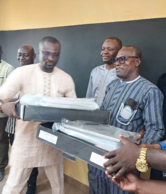 Le promoteur du concept « BADEYA », Boureima Ouattara, offre une classe équipée d’outils informatiques à l’École Primaire Publique de Dianabama