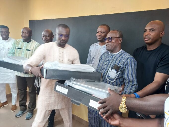 Le promoteur du concept « BADEYA », Boureima Ouattara, offre une classe équipée d’outils informatiques à l’École Primaire Publique de Dianabama