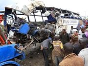 24 morts dans une collision entre un bus et un camion