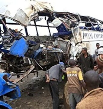 24 morts dans une collision entre un bus et un camion