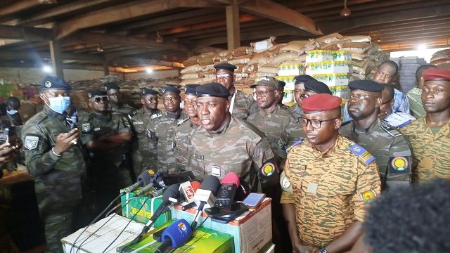 Le directeur général des Douanes, l'inspecteur divisionnaire, Dr Yves Kafando et ses équipes faisant le point des marchandises saisies à la presse