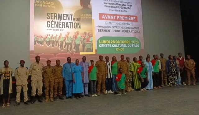 Photo de famille à la fin de la projection de l'avant-première du film documentaire
