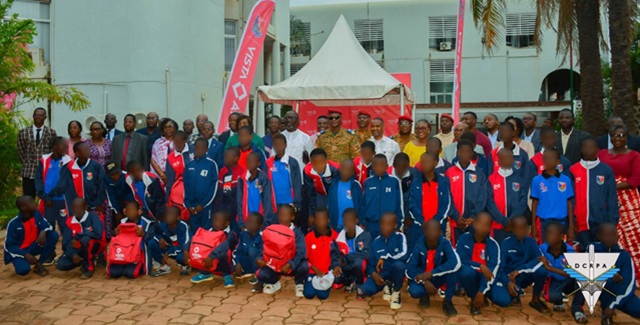 Photo de famille des officiels et des bénéficiaires des kits scolaires