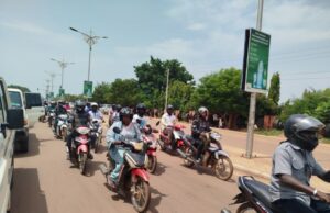 Burkina/Kadiogo: le port du casque «respecté» par les usagers des engins à deux et trois roues à «près de 95%»