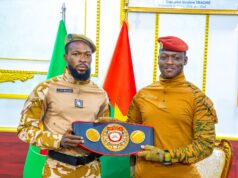 «Le Percuteur» présente sa ceinture de champion d’Afrique WBA des poids moyens au président Traoré