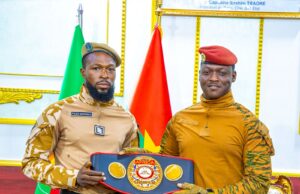 «Le Percuteur» présente sa ceinture de champion d’Afrique WBA des poids moyens au président Traoré
