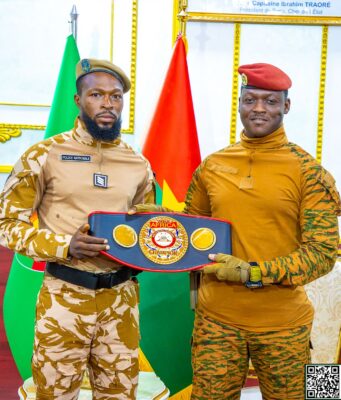 «Le Percuteur» présente sa ceinture de champion d’Afrique WBA des poids moyens au président Traoré