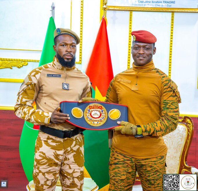«Le Percuteur» présente sa ceinture de champion d’Afrique WBA des poids moyens au président Traoré