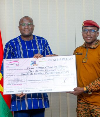 Distribution des manuels de la RPP: Plus de 125 millions FCFA versés au Fonds de Soutien Patriotique