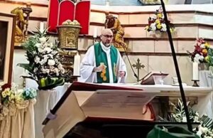 Un prêtre tué par un crucifix en pleine messe