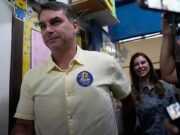 Brésil: Flávio Bolsonaro quitte le pays malgré l’interdiction judiciaire